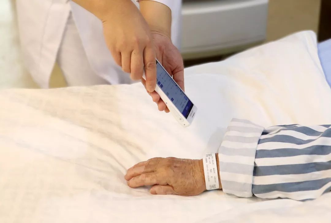 首發(fā)丨走進智慧病房，用科技托起生命的重量